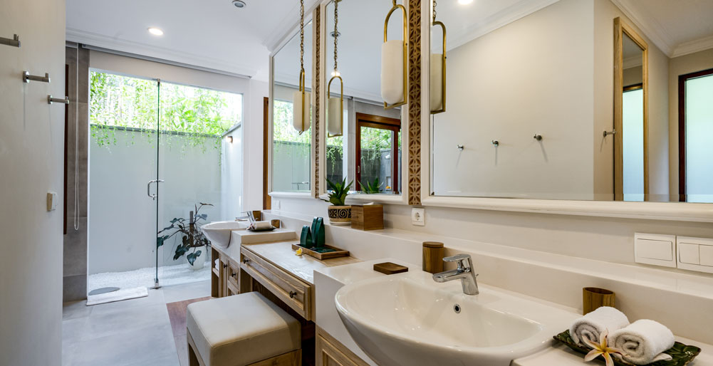 Pala Ubud - Villa Batur - Beautiful en suite bathroom with bathtub and outdoor shower